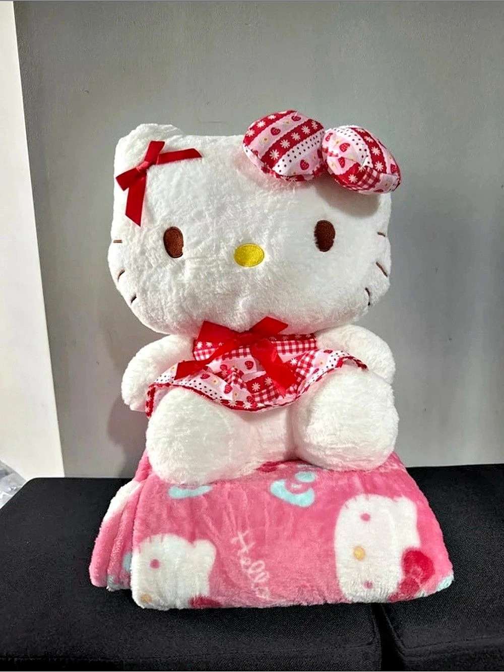 XL 2in1 15Sanrio Hello Kitty Plush with Pink Blanket